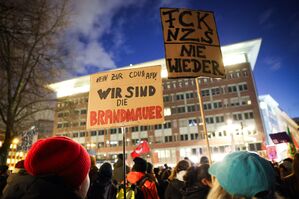 Die Protestierenden in Hamburg bezeichnen sich selbst als Brandmauer zur AfD., © Christian Charisius/dpa