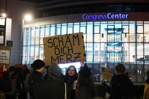 Merz wird in Erfurt mit Protest begrüßt., © Bodo Schackow/dpa