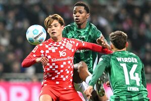 Kaishu Sano (l) von Mainz 05 wird von den Bremern Skelly Alvero (M) und Senne Lynen bedrängt., © Carmen Jaspersen/dpa