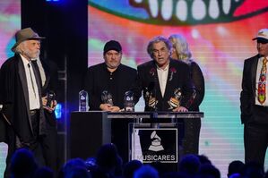 Die Bandmitglieder Bobby Weir (links), Justin Kreutzmann (2. von links), Sohn von Bill Kreutzmann, Trixie Garcia (hinten), Tochter von Jerry Garcia, und Mickey Hart (rechts) nahmen die Ehrung gemeinsam entgegen. , © Chris Pizzello/Invision/AP/dpa