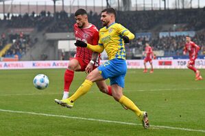 Mit vollem Einsatz: Braunschweigs Fabio Di Michele Sanchez (r) und Kölns Jusuf Gazibegović im Zweikampf um den Ball., © Swen Pförtner/dpa