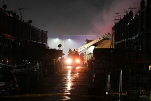 Ersthelfer an der Unfallstelle, © Matt Rourke/AP/dpa