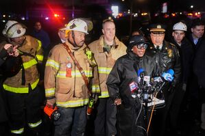 Philadelphias Bürgermeisterin Cherelle Parker teilte mit, alle sechs Menschen an Bord der Maschine seien ums Leben gekommen., © Matt Rourke/AP/dpa