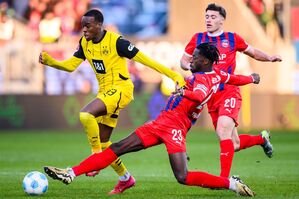 Einer der Dortmunder Aktivposten: Jamie Gittens (l.) im Duell mit Omar Traoré., © Tom Weller/dpa