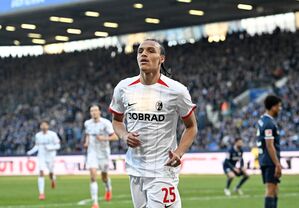 Kiliann Sildillia bejubelt sein Tor zum 1:0 für Freiburg., © Anke Waelischmiller/dpa