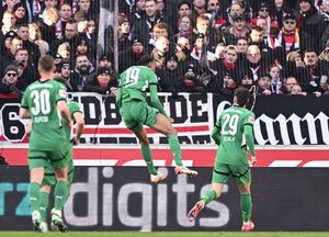 Nathan Ngoumou (M) beim Jubelsprung nach seinem Treffer., © Harry Langer/dpa