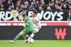 Stuttgarts Nationalspieler Jamie Leweling (r) versuchte viel, hier im Zweikampf mit Gladbachs Robin Hack., © Harry Langer/dpa