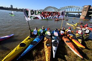 In Köln demonstrieren Wassersportler auf dem Rhein., © Roberto Pfeil/dpa