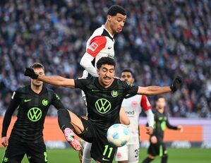 Eintracht Frankfurt mit Hugo Ekitiké und der VfL Wolfsburg mit Tiago Tomás lieferten sich eine umkämpfte erste Hälfte., © Arne Dedert/dpa