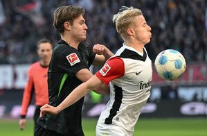 Eine Slapstick-Einlage brachte den VfL Wolfsburg um Mattias Svanberg (l) gegen Eintracht Frankfurt um Oscar Højlund in Führung. , © Arne Dedert/dpa