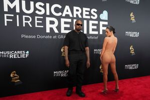 Kanye West und Bianca Censori auf dem roten Teppich., © Jordan Strauss/Invision/AP/dpa