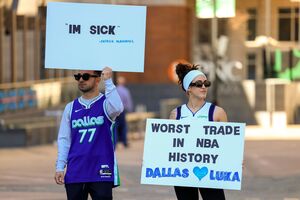 Den Mavs-Fans gefällt der Wechsel überhaupt nicht., © Elias Valverde II/The Dallas Morning News/AP/dpa