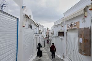 Läden geschlossen, Straßen fast menschenleer: Santorini in Angst., © Petros Giannakouris/AP/dpa-tmn