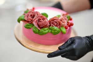 Anna Burkhardt aus Mannheim schafft Wursttorten - auf Wunsch auch mit Salamirosen und Basilikumblättern., © Uwe Anspach/dpa