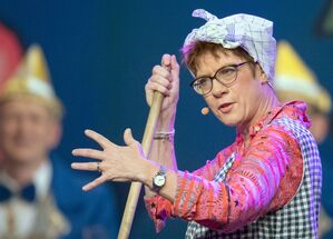 Die Politik bietet noch genug Stoff für Auftritte als Putzfrau Gretel im Karneval, meint Kramp-Karrenbauer, die die Rolle schon oft gespielt hat. (Archivbild), © Boris Roessler/dpa