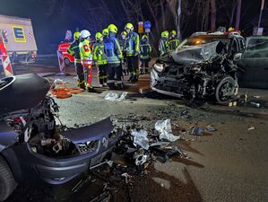 Bei einem Frontalzusammenstoß zweier Autos sind in Münster zwei Personen schwer und eine leicht verletzt worden. , © Helmut P. Etzkorn/dpa