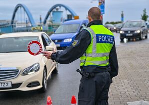 An der Grenze zu Polen gibt es seit dem 16. Oktober 2023 stationäre Kontrollen. Das heißt aber nicht, dass jedes einzelne Fahrzeug kontrolliert wird. (Archivbild), © Patrick Pleul/dpa