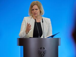 Bundesinnenministerin Nancy Faeser (SPD) war sehr zufrieden, als sich die Staaten der Europäischen Union nach jahrelangen Verhandlungen auf eine Reform ihres Gemeinsamen Europäischen Asylsystems geeinigt hatten. (Archivbild) , © Jörg Carstensen/dpa