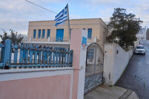 Die Schulen auf den Inseln Santorini, Ios, Amorgos und Anafi bleiben bis auf weiteres geschlossen., © Petros Giannakouris/AP/dpa