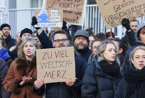 Proteste mehrerer hundert Demonstranten haben einen Besuch des CDU-Bundesvorsitzenden und Kanzlerkandidaten Friedrich Merz in der Kölner Uni-Klinik begleitet. , © Oliver Berg/dpa