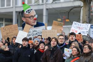 Proteste mehrerer hundert Demonstranten haben einen Besuch des CDU-Bundesvorsitzenden und Kanzlerkandidaten Friedrich Merz in der Kölner Uni-Klinik begleitet. , © Oliver Berg/dpa