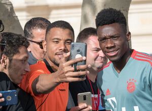 War als Neuzugang im Januar gerne ein Motiv: Alphonso Davies., © Peter Kneffel/dpa