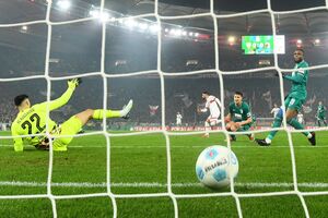 Der FC Augsburg kann das 1:0 durch Deniz Undav nicht verhindern., © Tom Weller/dpa