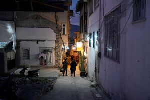 Die kleine Tanzbar Rosinante in der zerstörten Altstadt bietet den in der Stadt Verbliebenen einen Zufluchtsort in der sonst in Trümmern liegenden Altstadt,, © Anne Pollmann/dpa