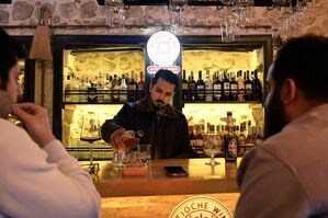 Der Gastronom Dogus Genc betreibt inmitten der zerstörten Altstadt eine kleine Tanzbar., © Anne Pollmann/dpa