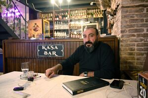 Der Gastronom Cahit betreibt ein traditionelles türkisches Gasthaus in der zerstörten Altstadt Antakyas., © Anne Pollmann/dpa