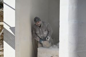 Ein Mann arbeitet auf einer Baustelle in Antakya. , © Anne Pollmann/dpa