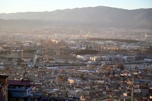 Blick auf die Stadt Antakya, zwei Jahre nach den verheerenden Erdbeben, die die Stadt in weiten Teilen zerstört haben., © Anne Pollmann/dpa