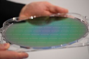 Ein 200-Millimeter-Wafer, mit dem Black Semiconductor zu Forschungs- und Entwicklungszwecken arbeitet. Künftig will die Firma 300-Millimeter-Wafer fertigen., © Wolf von Dewitz/dpa