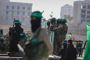 Bewaffnete Hamas-Mitglieder bei Geiselübergabe im Gazastreifen. (Archivbild), © Mohammed Hajjar/AP/dpa