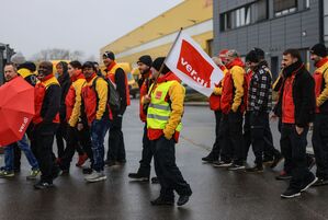 Sie wollen mehr Geld und bessere Arbeitsbedingungen: Postler im Warnstreik., © Oliver Berg/dpa