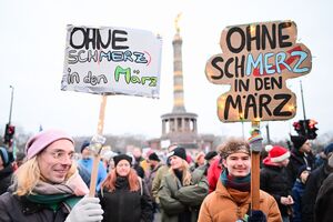 In Berlin und zahlreichen anderen Städten gab es am vergangenen Wochenende, bei denen kritisiert wurde, dass die Union im Bundestag Vorschläge zur Migrationspolitik zur Abstimmung gestellt hatte, bei denen eine Mehrheit ohne Stimmen der AfD nicht zu erwarten war. (Archivbild), © Sebastian Christoph Gollnow/dpa