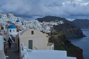 Idylle am Kraterrand - Santorini fürchtet die Vulkane., © Petros Giannakouris/AP/dpa