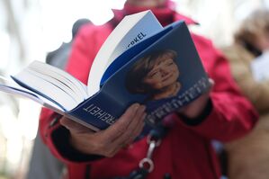 Merkels Memoiren stoßen nicht nur bei ihren Fans auf Interesse. , © Marcus Brandt/dpa