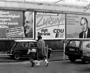 Mit Mantel und Winterstiefeln: Der Bundestagswahlkampf von 1987 fand im Winter statt (Archivbild)., © picture alliance / dpa