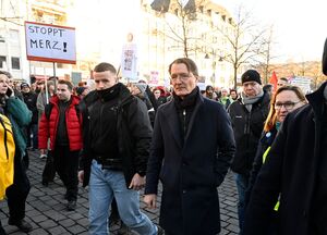 Karl Lauterbach hat sich für den Winterwahlkampf extra einen neuen Mantel gekauft (Archivbild)., © Roberto Pfeil/dpa