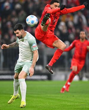 Rasanter Kampf um den Ball zwischen Jamal Musiala (r) und Bremens Anthony Jung., © Sven Hoppe/dpa