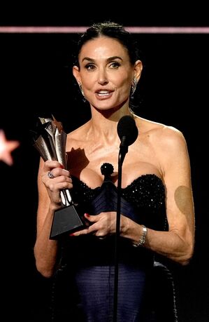 Demi Moore («The Substance») mit dem Preis für die beste Schauspielerin., © Chris Pizzello/Invision/AP/dpa