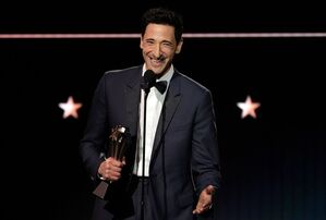 Adrien Brody («The Brutalist») nimmt den Preis für den besten Schauspieler nach Hause., © Chris Pizzello/Invision/AP/dpa