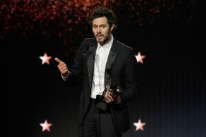 Adam Brody spielte einen Rabbi in der Serie «Nobody Wants This» an der Seite von Kristen Bell und wurde nun als bester Schauspieler in einer Comedyserie ausgezeichnet., © Chris Pizzello/Invision/AP/dpa