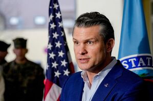 Pentagon-Chef Pete Hegseth kommt erstmals zu einem Treffen der Ukraine-Kontaktgruppe und der Nato-Verteidigungsminister nach Brüssel. , © Michael Probst/AP/dpa