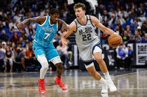 Franz Wagner (r) führte die Orlando Magic zu einem deutlichen Sieg gegen die Hornets., © Kevin Kolczynski/AP/dpa