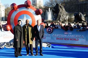 Danny Ramirez (l-r), Anthony Mackie und Harrison Ford (Archivbild).., © Ian West/PA Wire/dpa