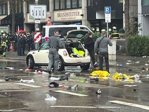 Trümmer liegen auf der Straße verteilt., © Christoph Trost/dpa