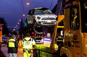 Das Auto des mutmaßlichen Täters wurde am Abend abtransportiert., © Matthias Balk/dpa