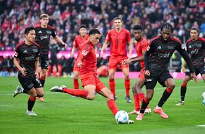 Jamal Musiala (M) soll das Spiel des FC Bayern noch lange lenken., © Sven Hoppe/dpa